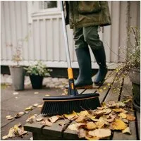 Метла Fiskars 1077115