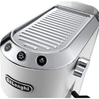 Рожковая кофеварка DeLonghi Dedica EC 685.W