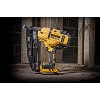 Гвоздезабиватель DeWalt DCN660D2 (с 2-мя АКБ, кейс)